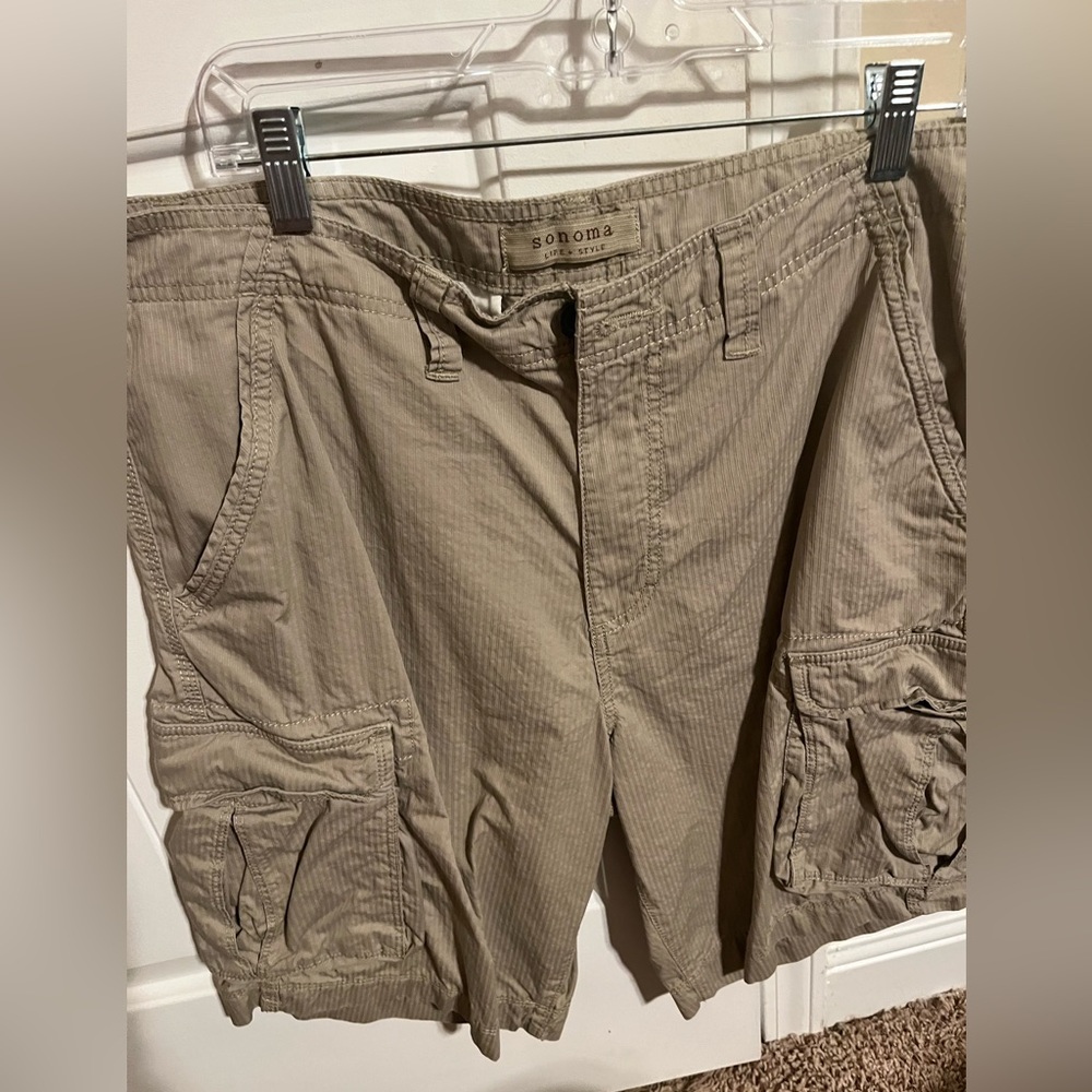 Men’s khaki cargo shorts size 36